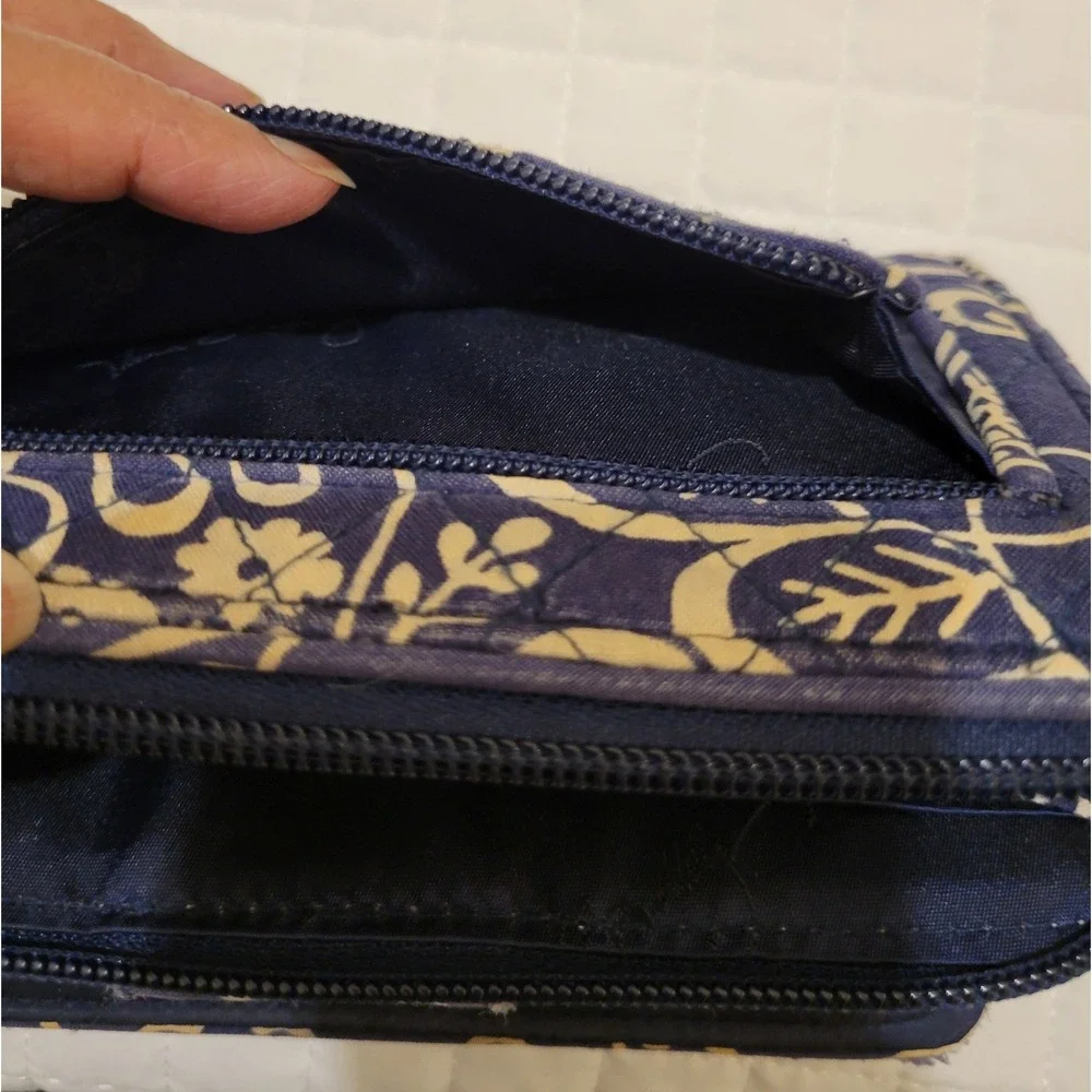 Vera Bradley Navy White Twirly Birds Floral Paisley Quilted Turnlock Wallet Fair